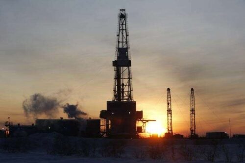 Las existencias de petróleo cayeron 1,53 millones de barriles la semana pasada: EIA By Investing.com