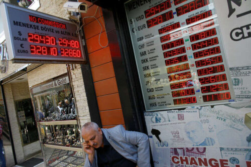 El destino de la maltratada lira turca se cuela con los inversores locales por Bloomberg