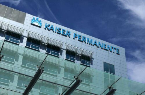 Kaiser Permanente Averts Strike, osiąga radzenie sobie z pracownikami służby zdrowia USA przez Reuters