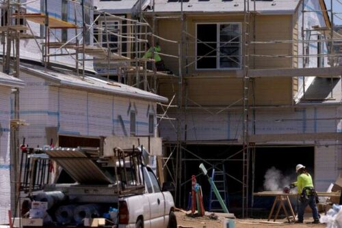 Gotas de construcción de vivienda de los EE.UU., la construcción de la construcción surge una escasez de escasez de reutores.