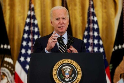 Biden advierte a Putin de sanciones, ayuda a los militares de Ucrania si Rusia invade por Reuters